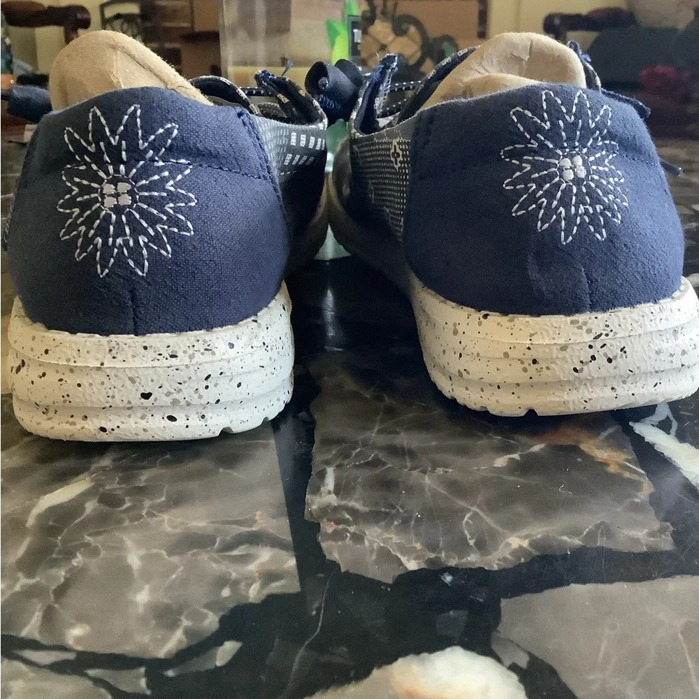 Hey dude Wendy’s blue floral patch deck shoes size 6